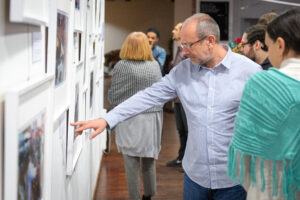 Zwiedzający oglądający fotografie